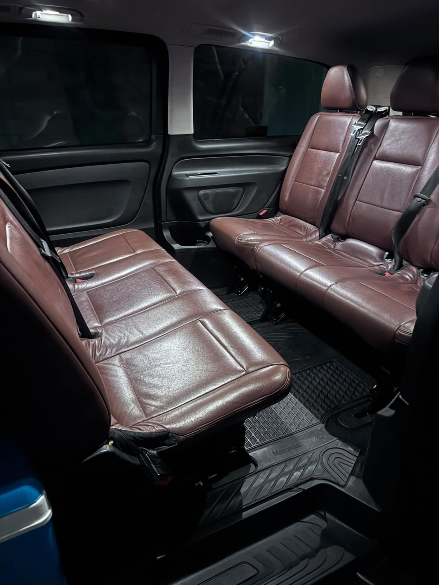 Sièges cuir à l'arrière du van Mercedes, éclairage intérieur