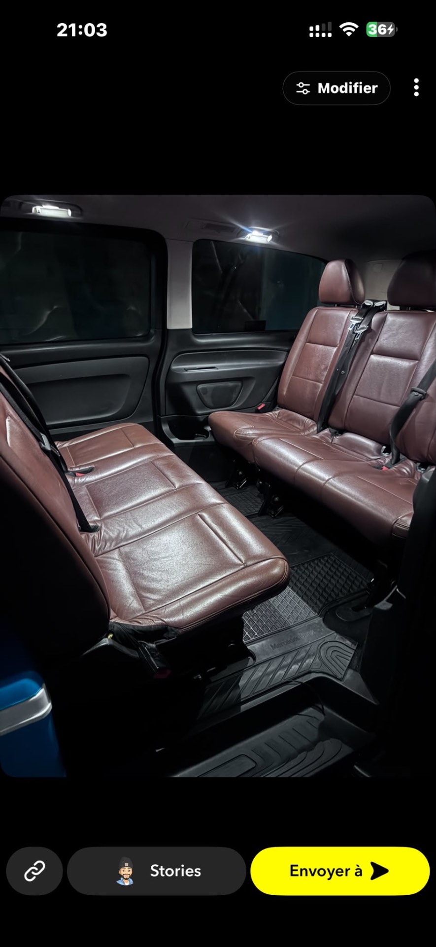 Les sièges cuir de l'intérieur du van de nuit